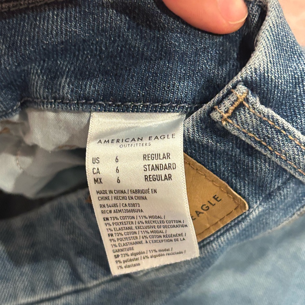Never worn size 6 American eagle jeans